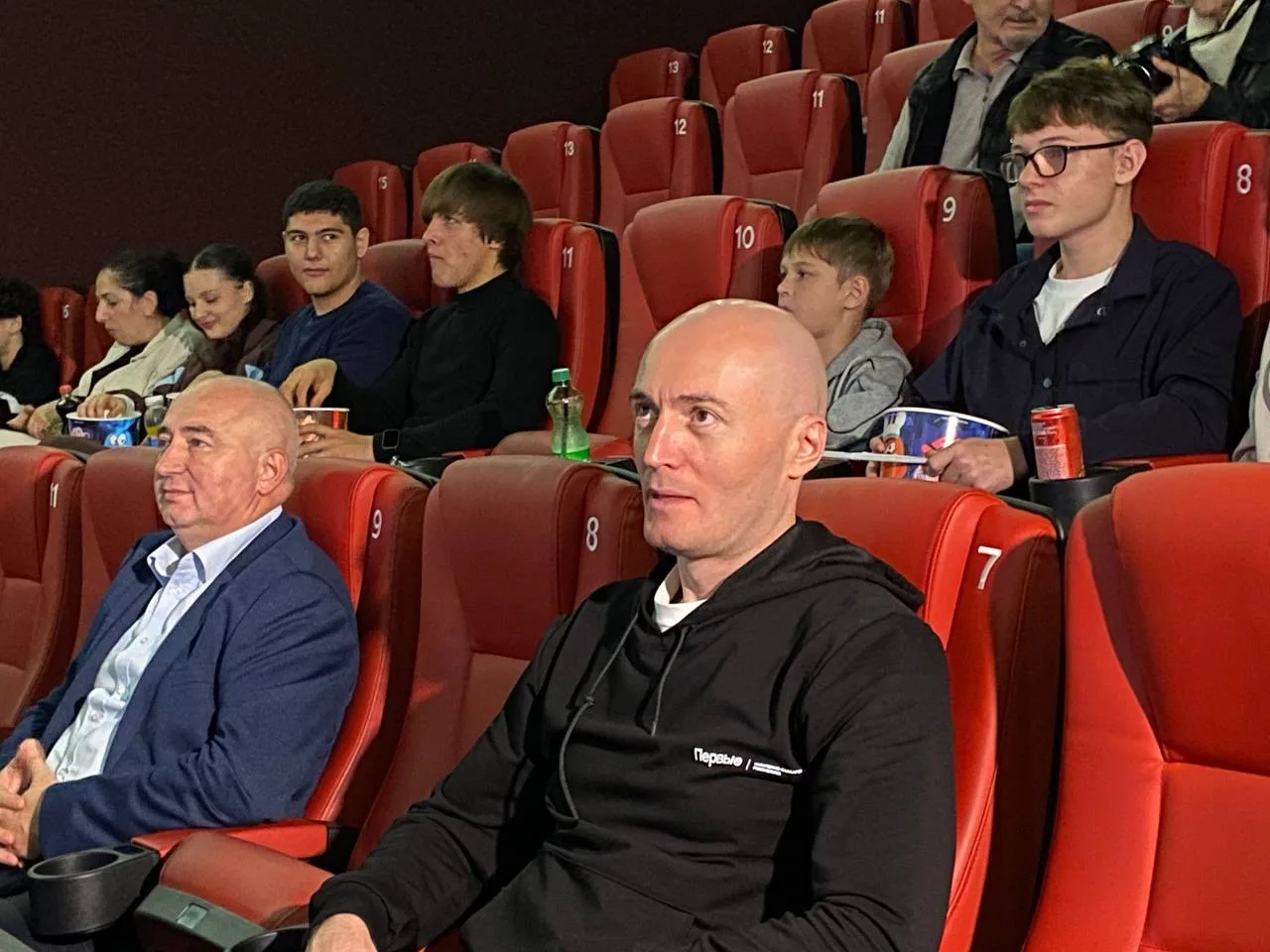 Начался закрытый показ фильма «Спарта 2. Гоплиты». В зале спортсмены, коллеги, друзья и...