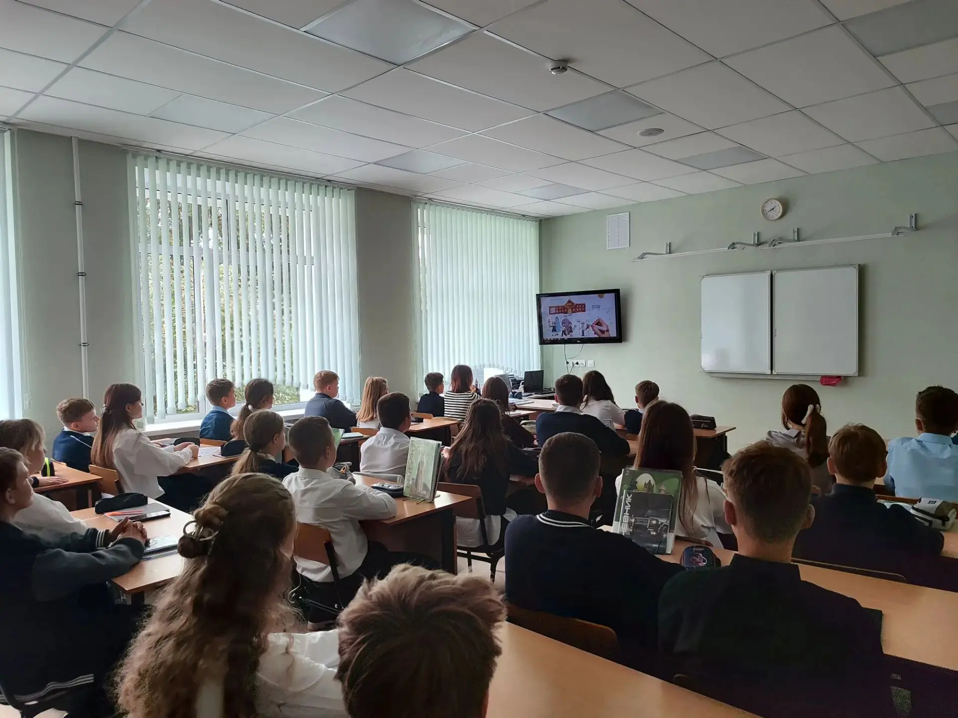 Сегодня ученики 6 б класса посмотрели  социальный  ролик о Дне солидарности в борьбе с ...