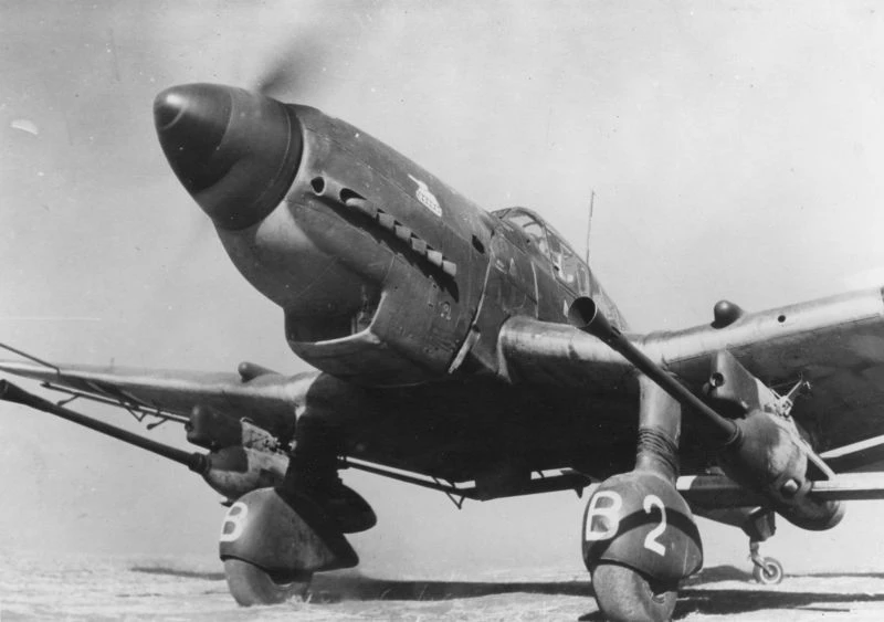 Противотанковый штурмовик Ju-87G-1, оснащенный двумя 37-мм авиационными пушками BK 3,7,...