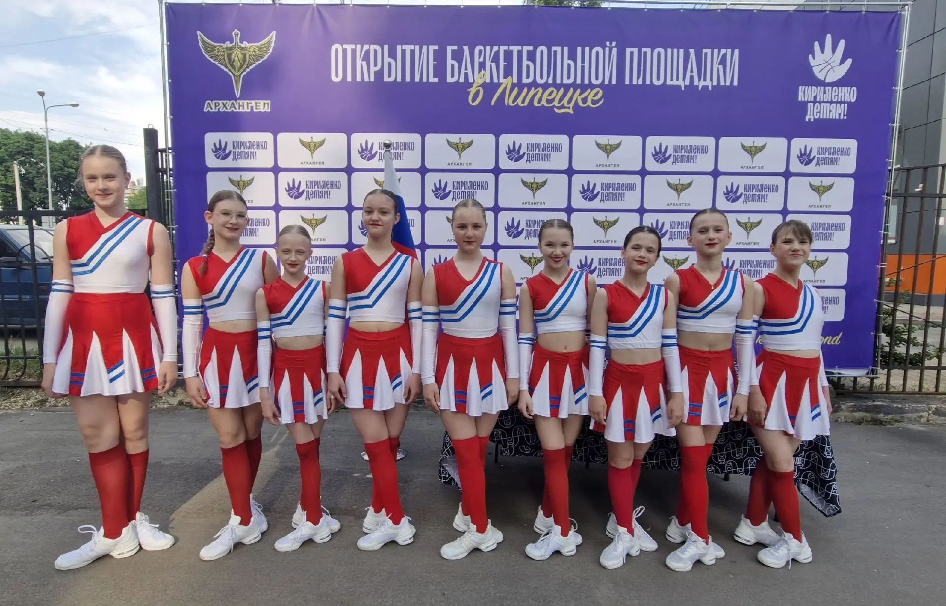 Наши танцоры на открытии баскетбольной площадки