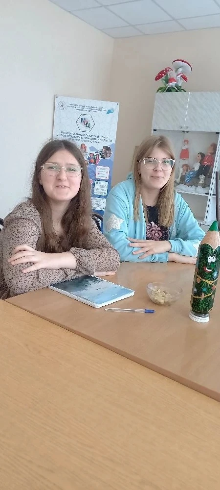 В ТО "Каникулы" ребята приходят из разных классов. Например, 9-классницы Аня Гречишникова и Даша Куд