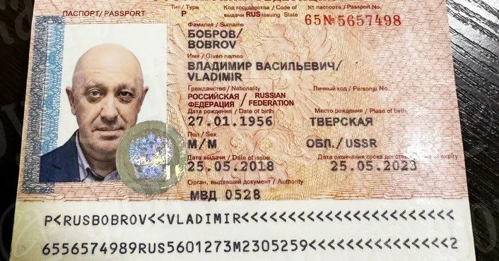 Из широких штанин