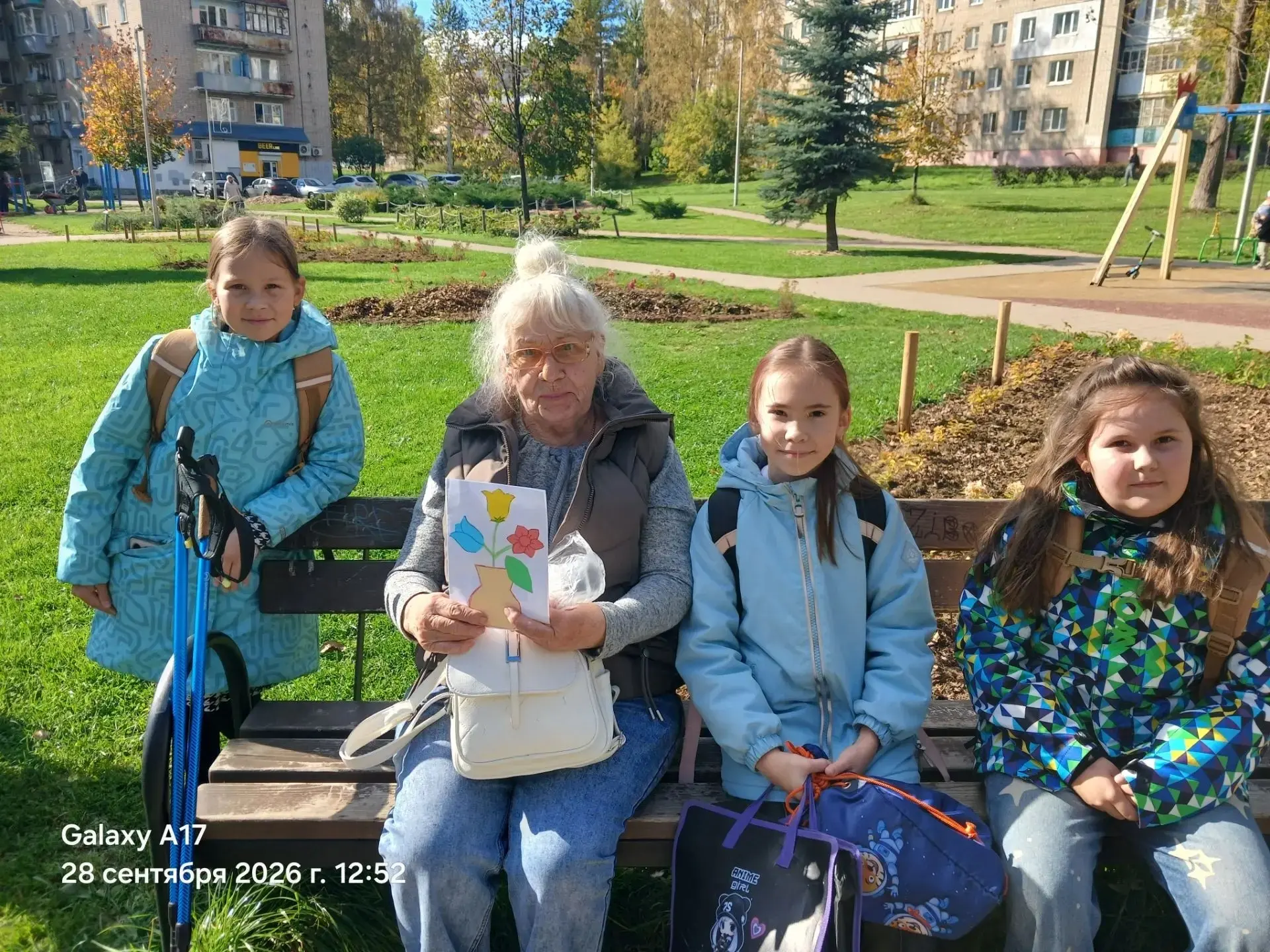 💌 Момент, ради которого всё затевалось: вручение открыток ко Дню пожилого человека! 💛