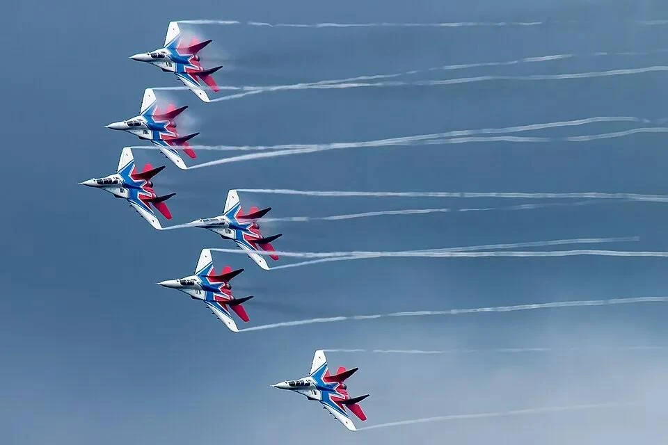 А вы знали, что «Стрижи» летают в строю на расстоянии всего около 1–3 метров друг от др...