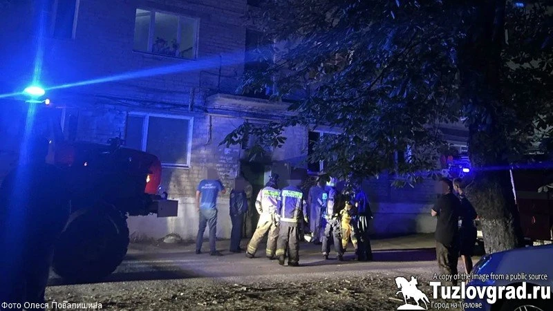 Жара дает о себе знать: на Донском в коммуне около школы во втором подъезде загорелся э...