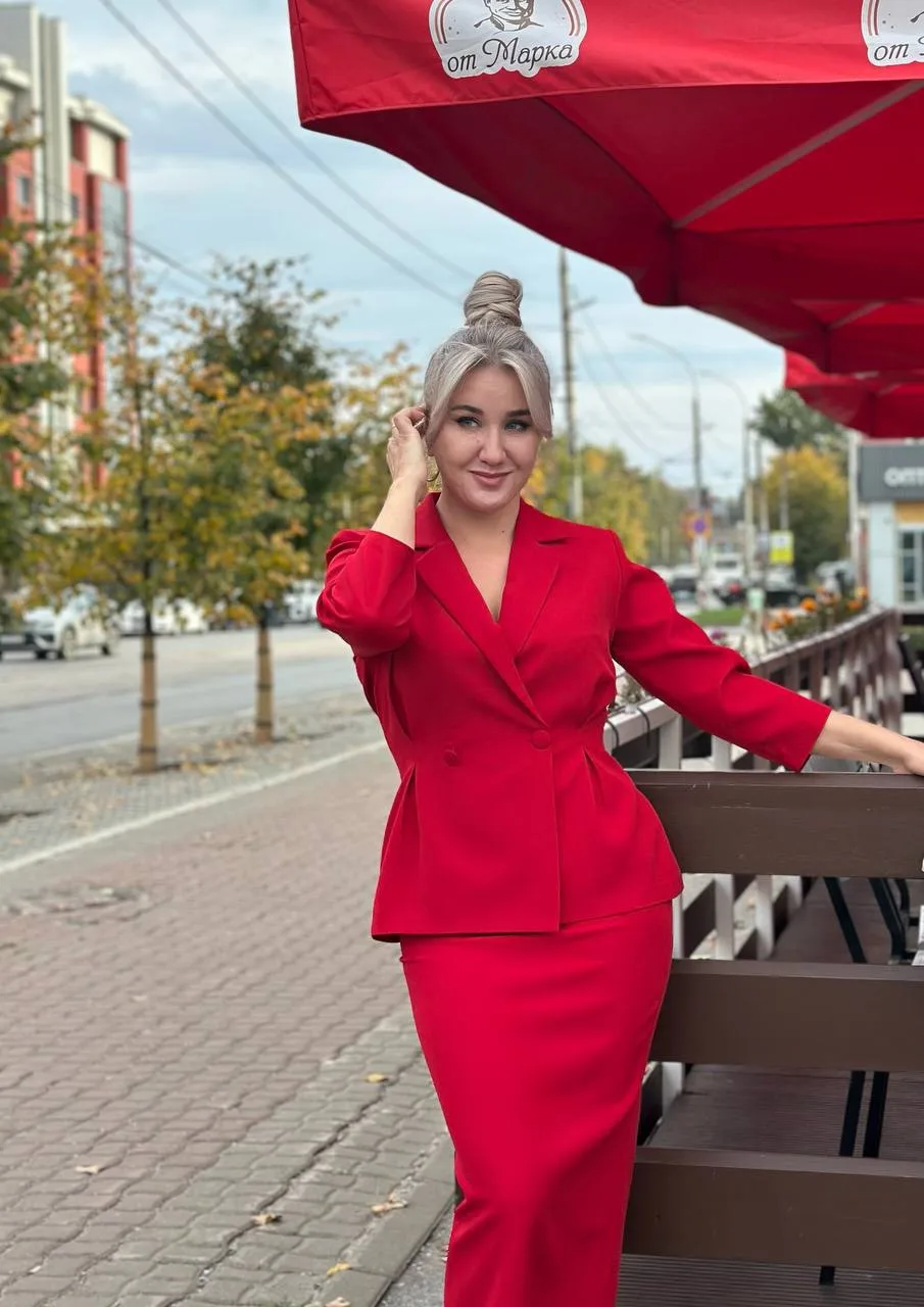 Стильный костюм в красном оттенке! Такой костюм станет фаворитом в вашем гардеробе: он ...