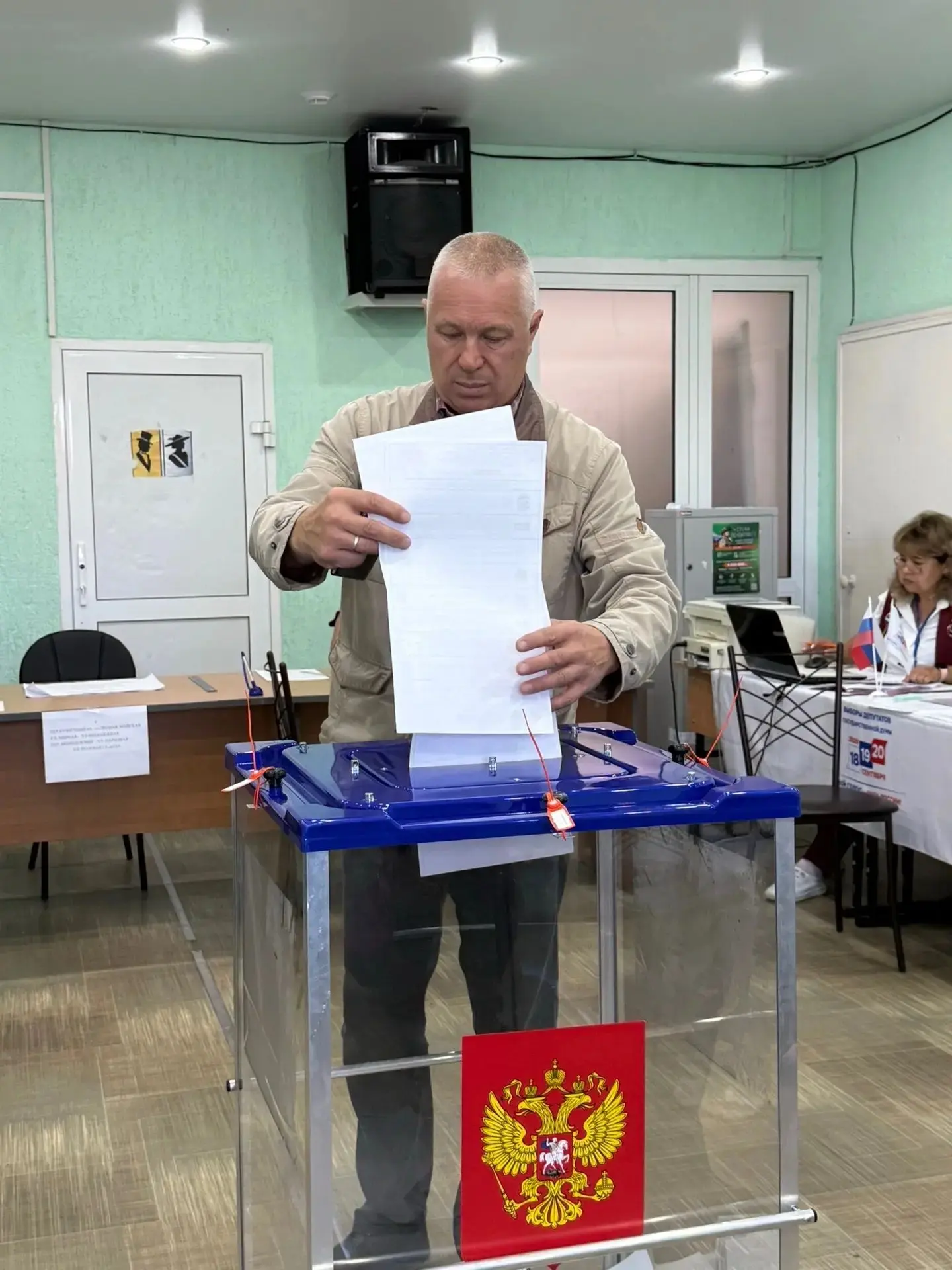 На избирательных участках Иркутского округа идёт голосование по выборам депутатов Госуд...