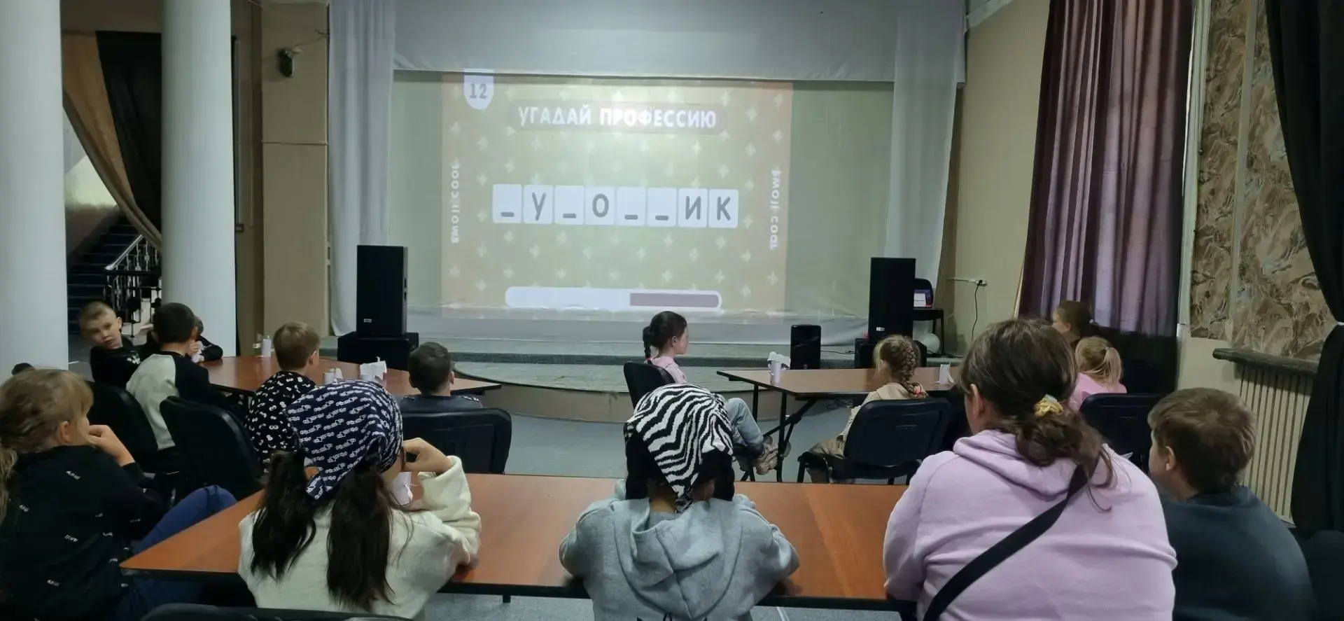 В Доме культуры посёлка Майский методист провёл познавательную викторину «Калейдоскоп профессий» 🎓.