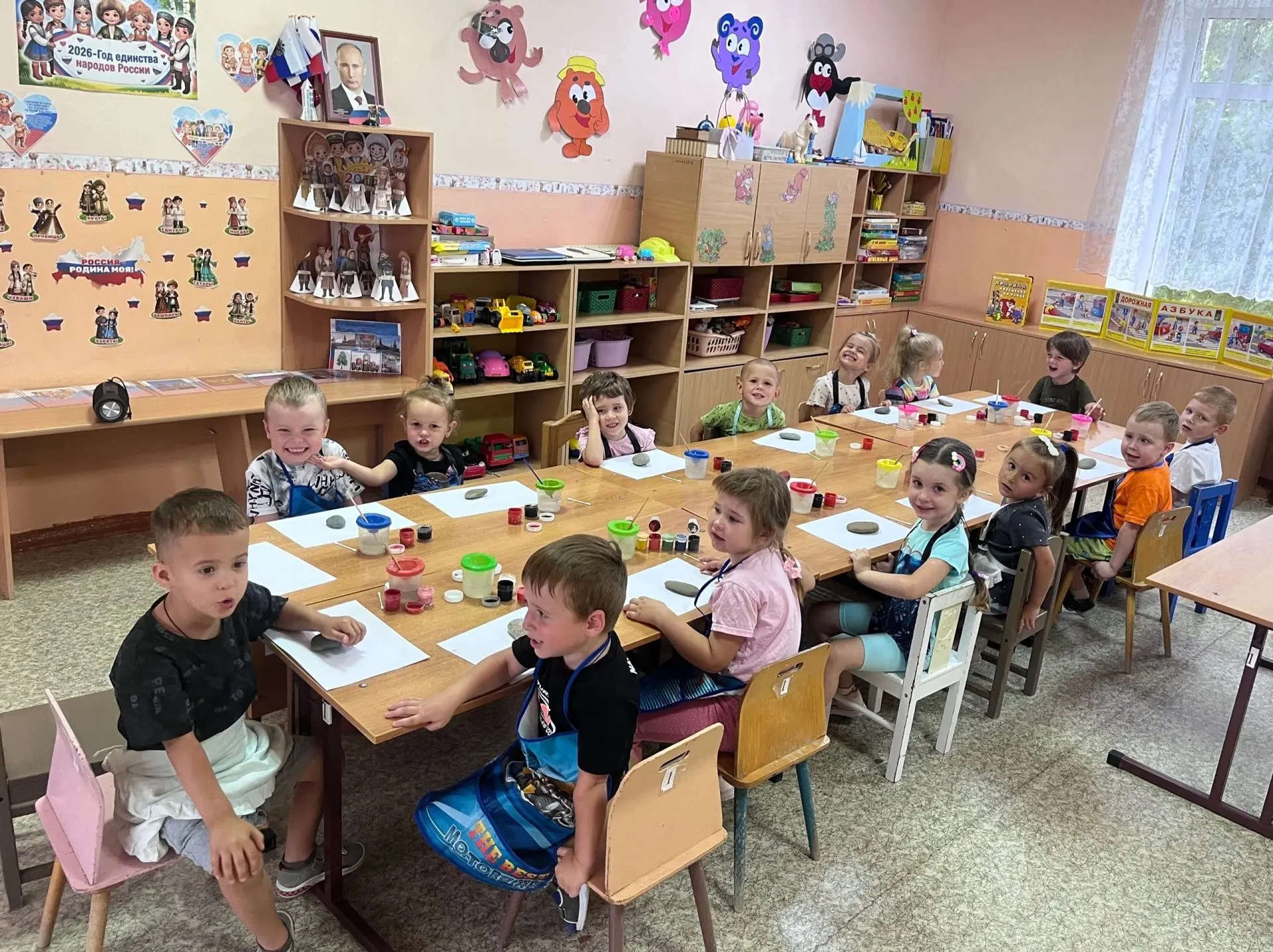 Сегодня ребята средней группы «Улыбка» познакомились с техникой художественной росписи на камнях. 🎨