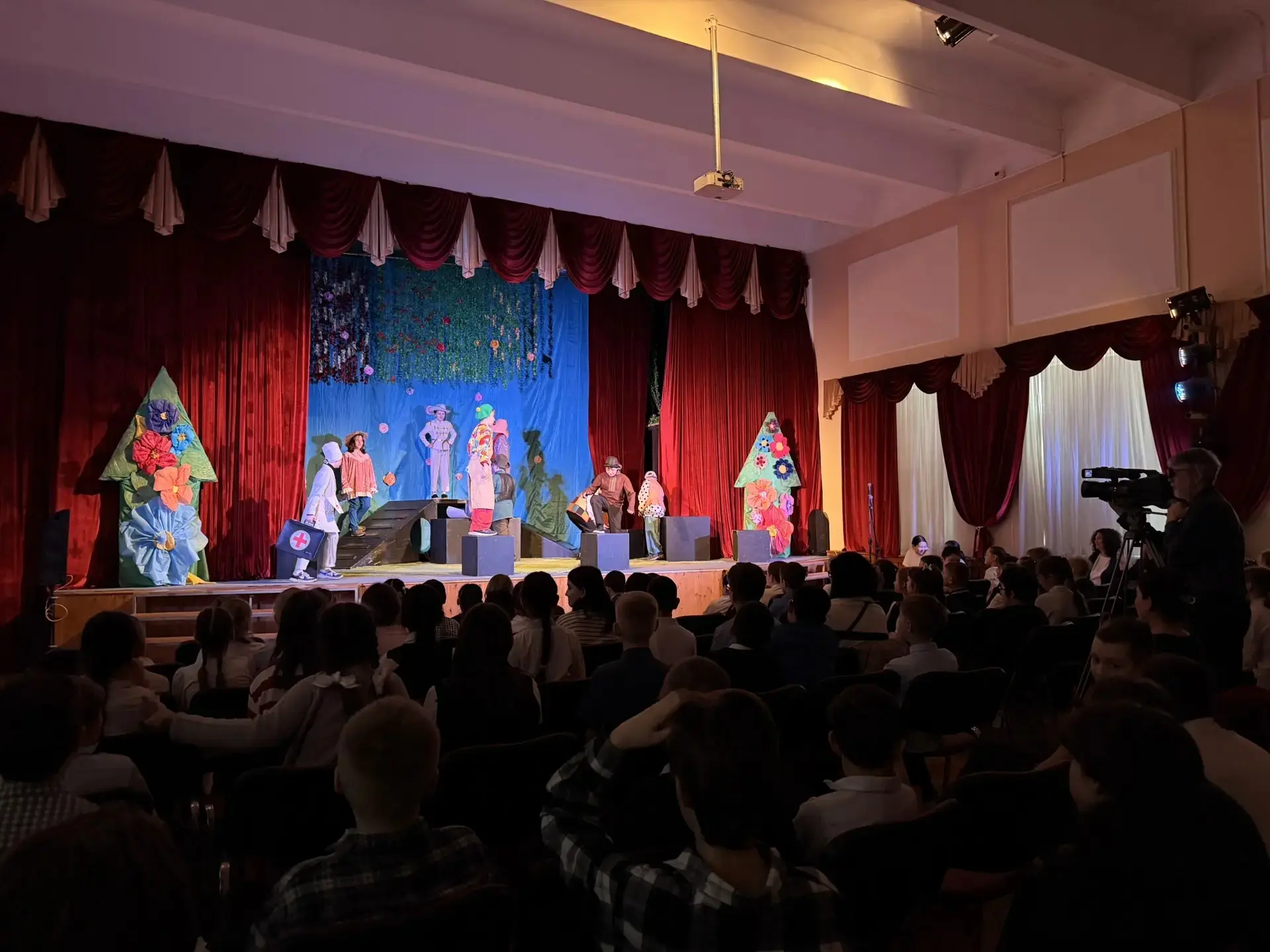 🎭 Прощание с Азбукой и тёплые поздравления!  📍В пятницу в нашей школе царила по-настоящему праздничн