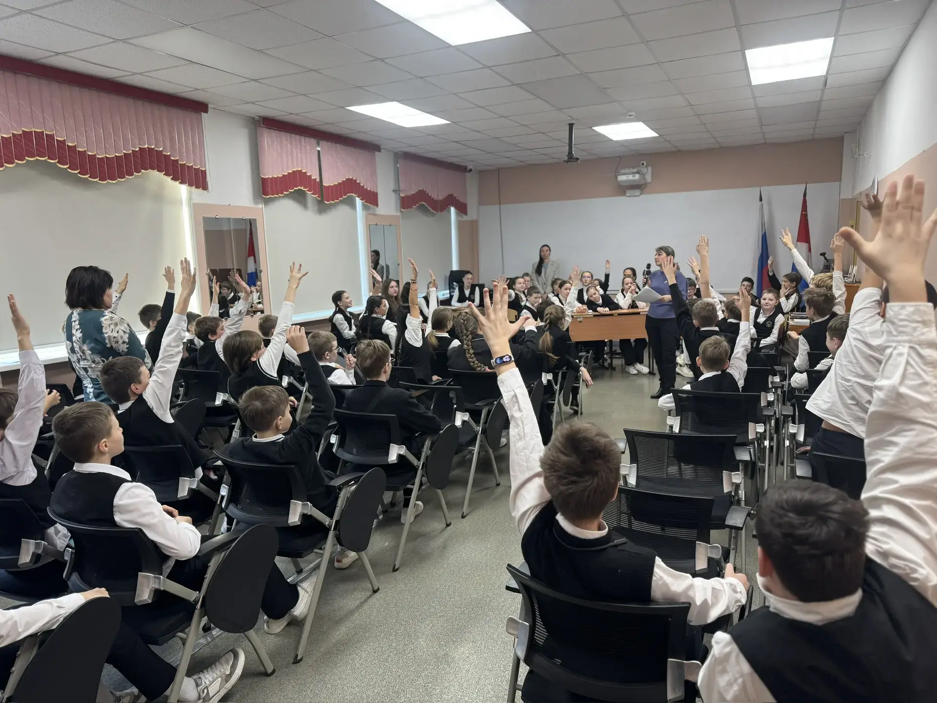 🎉 Неделя Математики началась с яркого старта — 🧑🏻‍🤝‍🧑🏼 математического КВН, организованного для наши