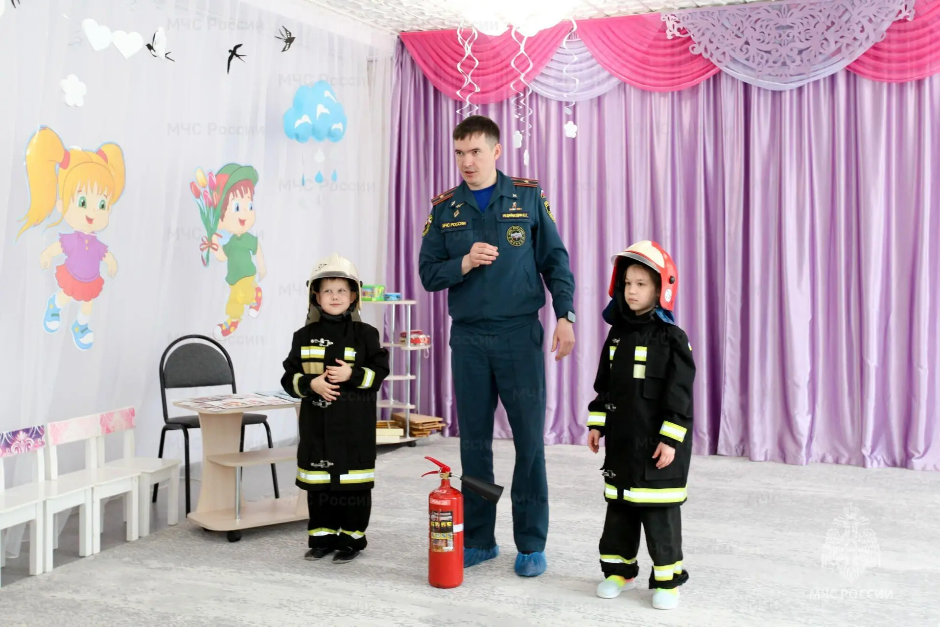 🏃‍♂️ Зарядка с настоящими спасателями!  Малыши в настоящей экипировке пожарных старательно повторяли
