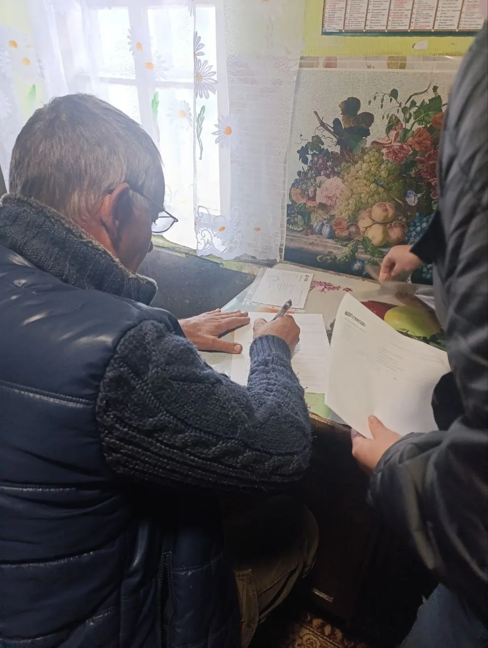 Филиалы ГКУ ЛНР «РЦСЗН» продолжают приём заявлений и необходимых документов от граждан отдельных кат