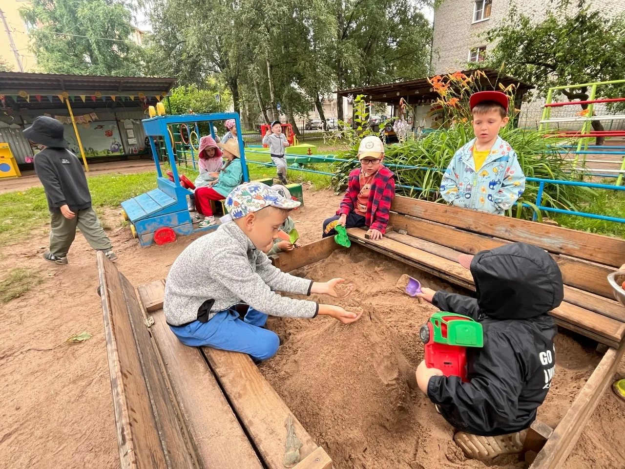 Пускай погода сегодня на улице пасмурная ☁️, но всё равно скучать ребятам из 3 группы "Смешарики" бы