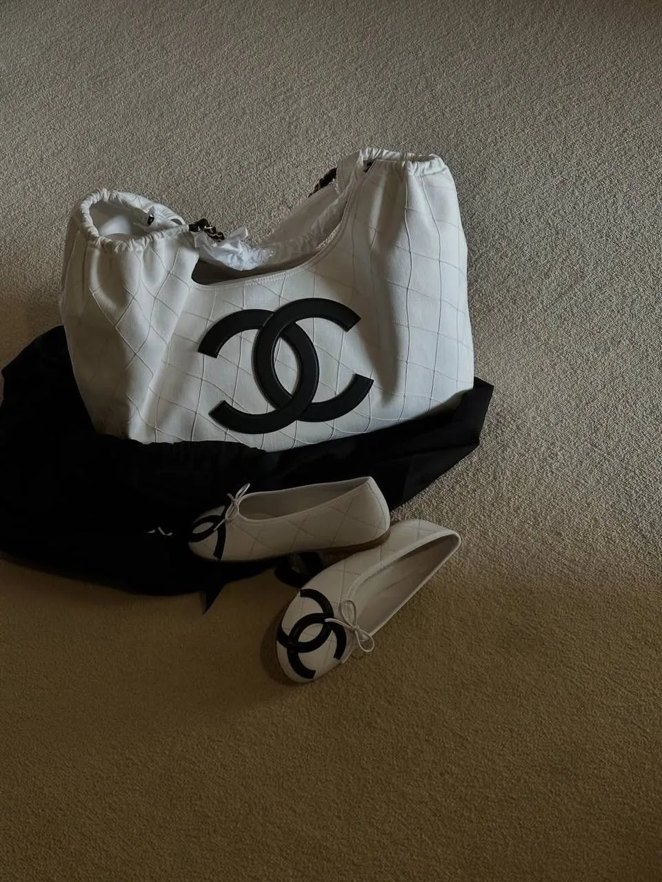 Маст-хэв Chanel Coco Beach – белая объёмная сумка. Не успела коллекция выйти, как все инфлюенсеры уж