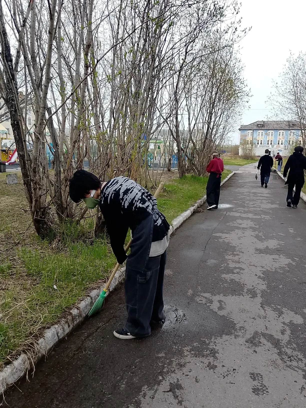 🧹Ребята трудовой бригады наводят порядок в аллеях возле площади Победы, чтобы жители нашего города 