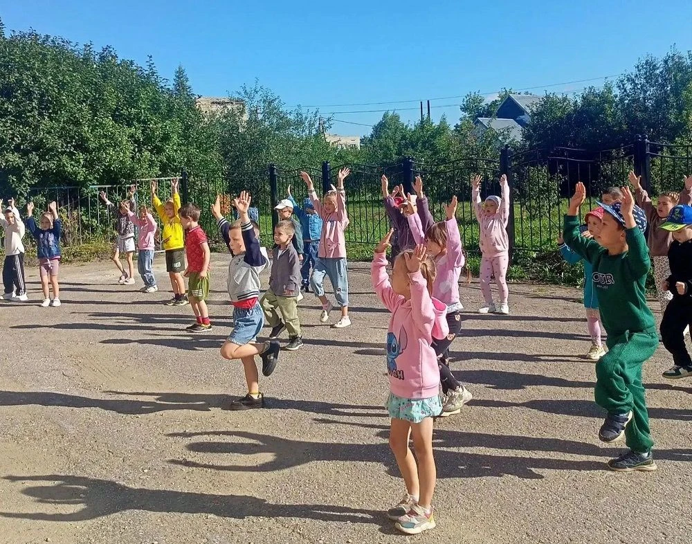 В детском саду рабочего посёлка Исса для малышей организуется утренняя гимнастика на св...