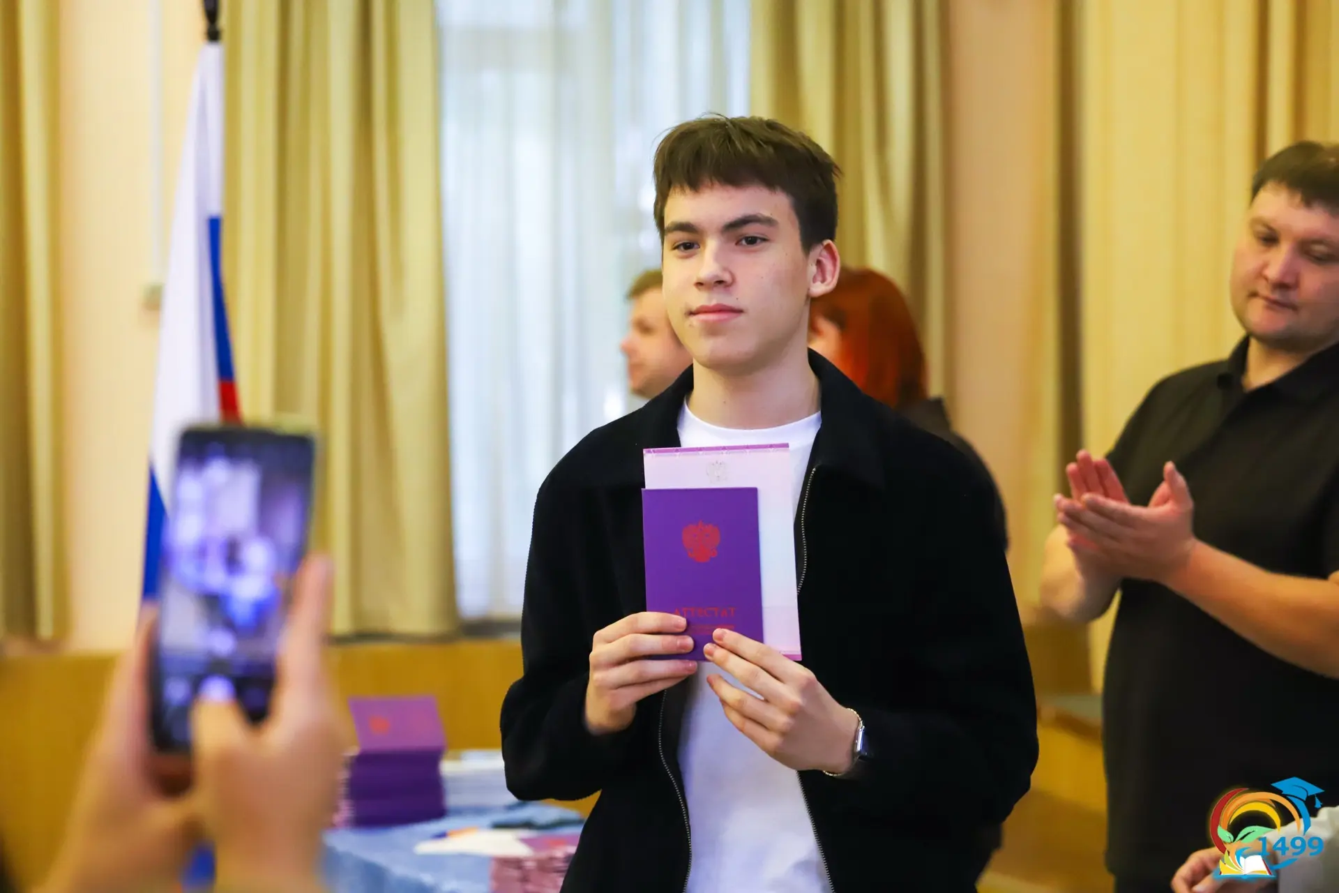 ❗️Аттестаты вручены!

Вот и девятиклассники получили свой первый документ об образовании — важный, д