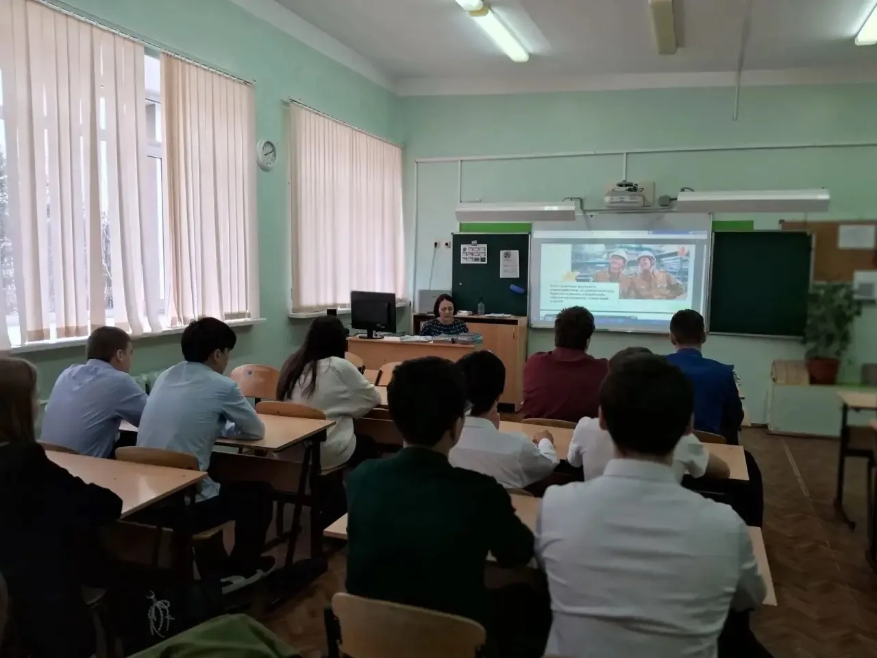 🇷🇺На Разговорах о важном (27 апреля) педагоги рассказали детям о значимости коллективного труда в ко
