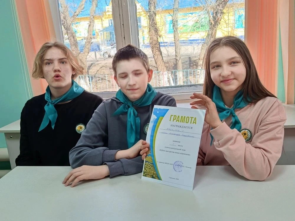 Теплица, томаты и заслуженная ПОБЕДА! 🍅✨  Сегодня в нашей школьной теплице было по-настоящему жарко!