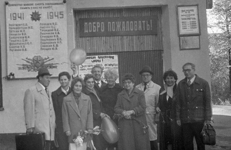Встреча выпускников 1947 года: юбилей школы №2 на чёрно-белом снимке    Эта фотография из фонда Музе