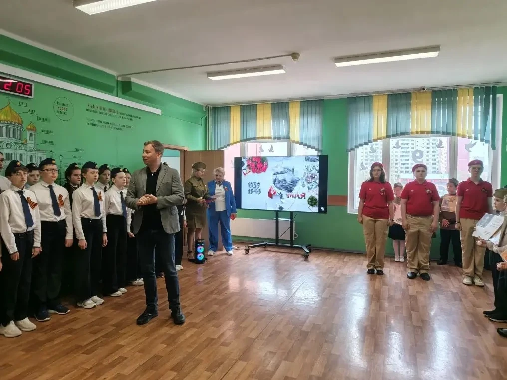 🇷🇺 Равнение на триколор!  Понедельник, 4 мая, в МБОУ СОШ № 9 начался с торжественной линейки, поднят