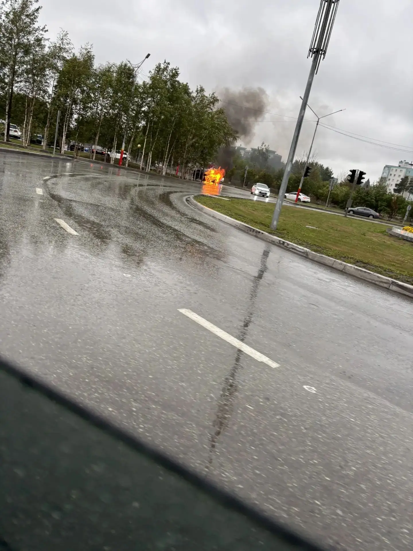 🔥 В Когалыме на кольце по ул, Прибалтийская горит автомобиль.