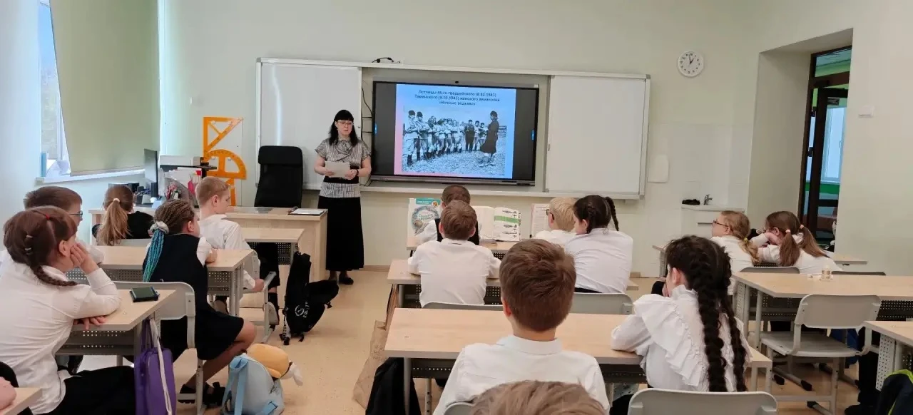 В 3-х классах прошёл библиотечный урок в рамках патриотического воспитания — «Ласточки Победы». 🕊️  