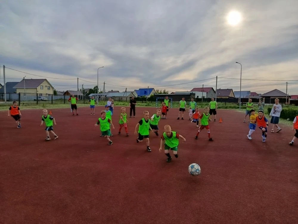 ⚽️ Как футбол объединяет поколения: история одного матча.  Дружеский футбольный турнир, организованн