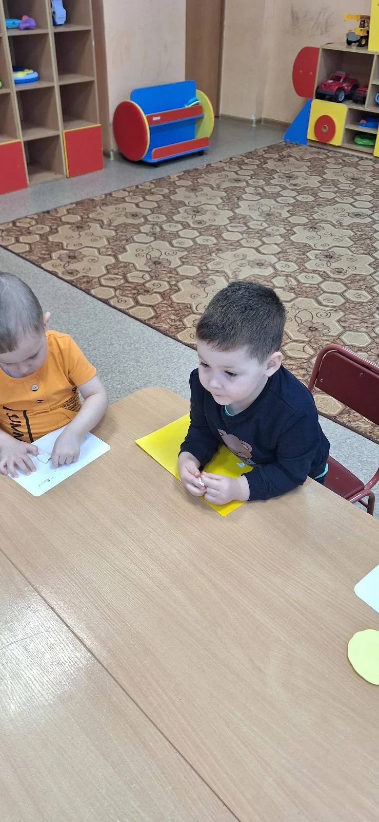 В первой младшей группе "А" прошло увлекательное занятие по лепке, посвященное одной из...