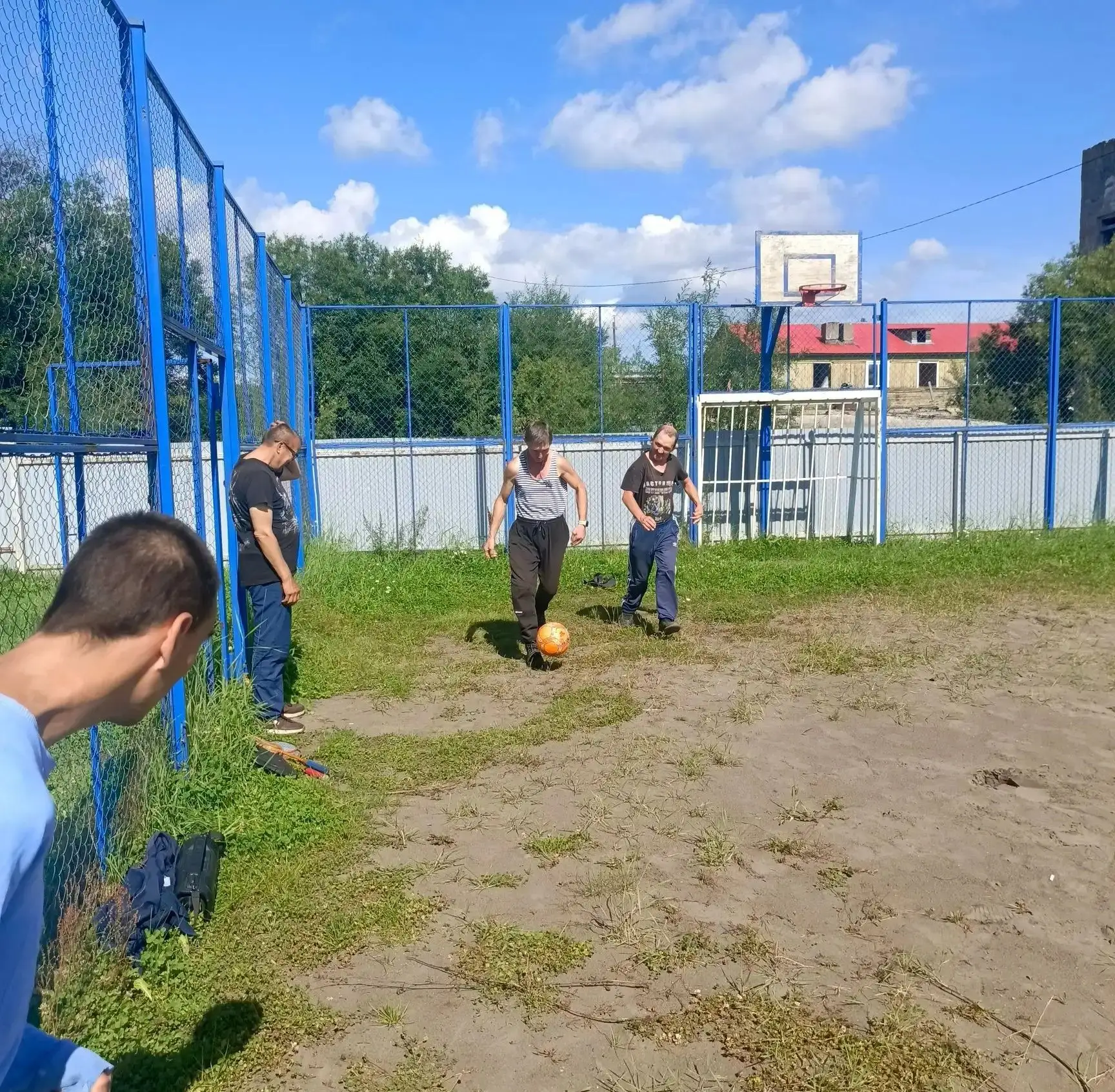 Сегодня на спортивной площадке было по-настоящему весело: получатели социальных услуг с...