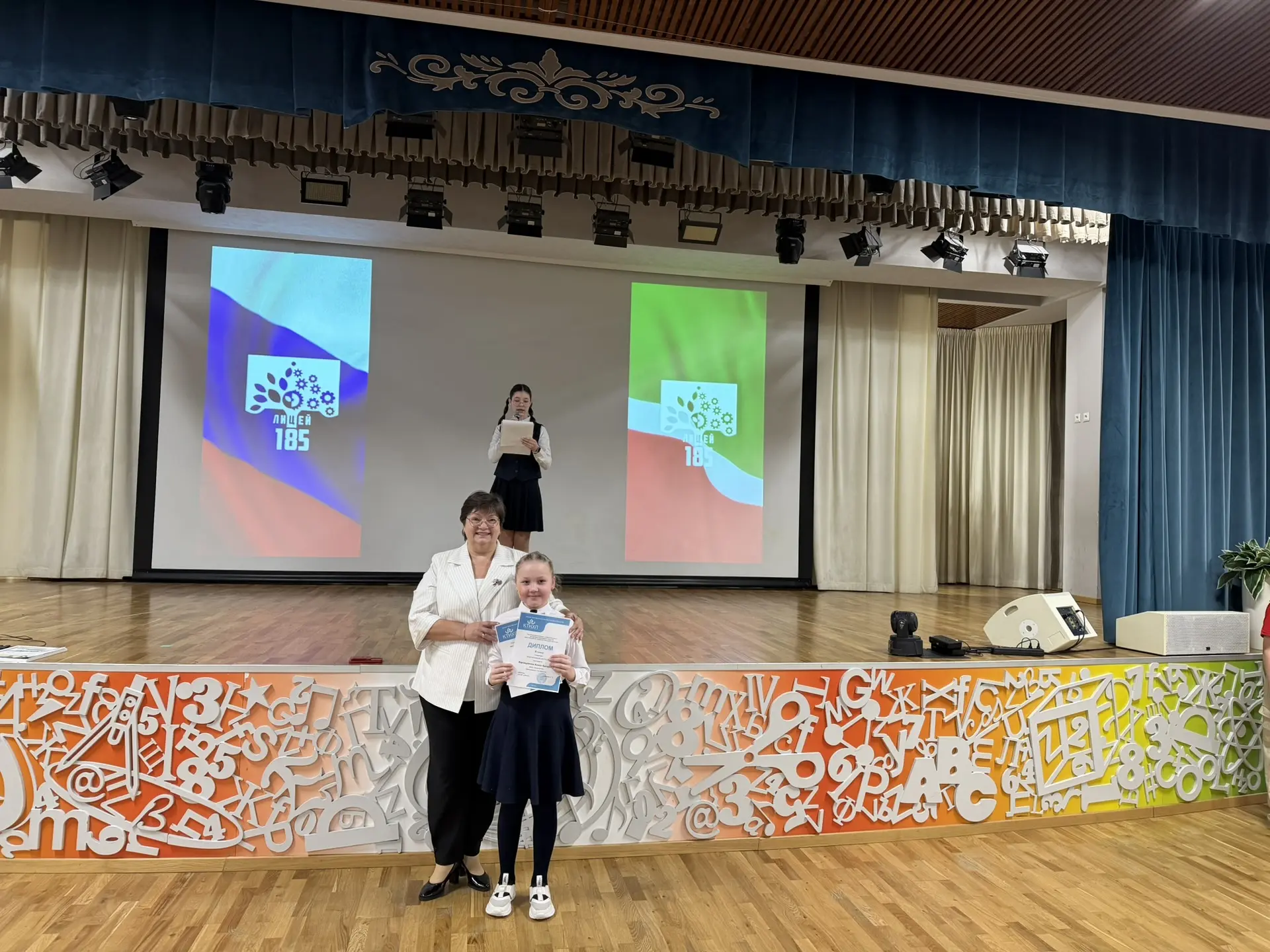 🌅 Традиционно утро понедельника в нашем лицее началось с церемонии выноса флага и исполнения гимнов 