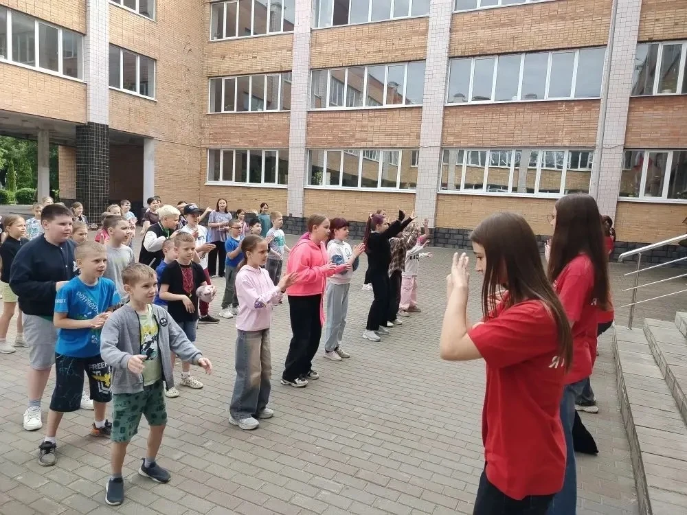 Каждое утро в лагере "Солнышко" начинается с веселой зарядки. В хорошую погоду зарядка ...