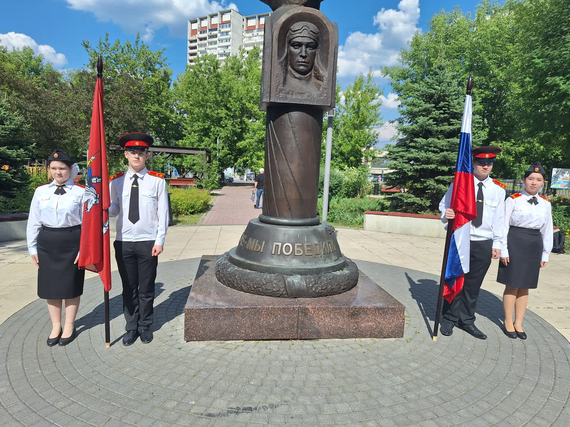 ДЕНЬ РОССИИ

💫 В честь Дня России кадеты нашей школы приняли участие в акции «Вахты Памяти» в сквер