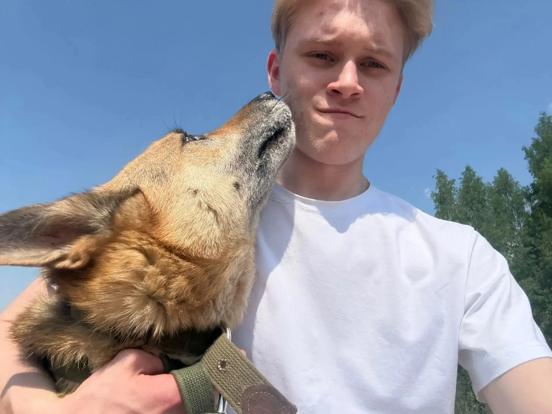 🐾 Добро без выходных: Артём Сокоушин снова в приюте «САХ»!  Сегодня ученик 11 «В» класса Центра обра