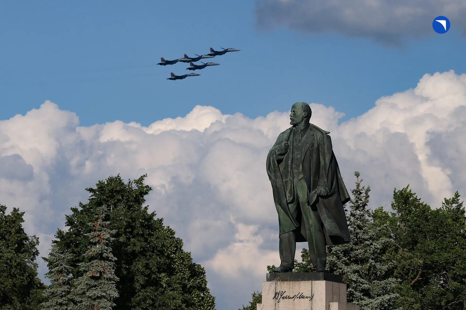 Витязи ➕ Ульяновск 🟰❤️

Пилотажная группа «Русские витязи» совершила демонстрационный полет над Вол