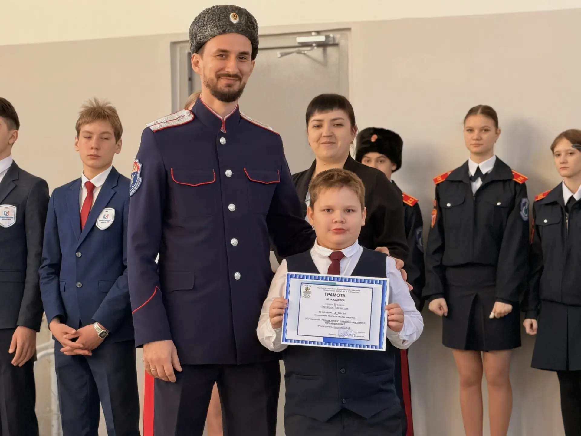 🏆СТАРТ НЕДЕЛИ ПОД ФЛАГОМ ПОБЕД!   Сегодня наша школа традиционно открыла новую учебную неделю торжес