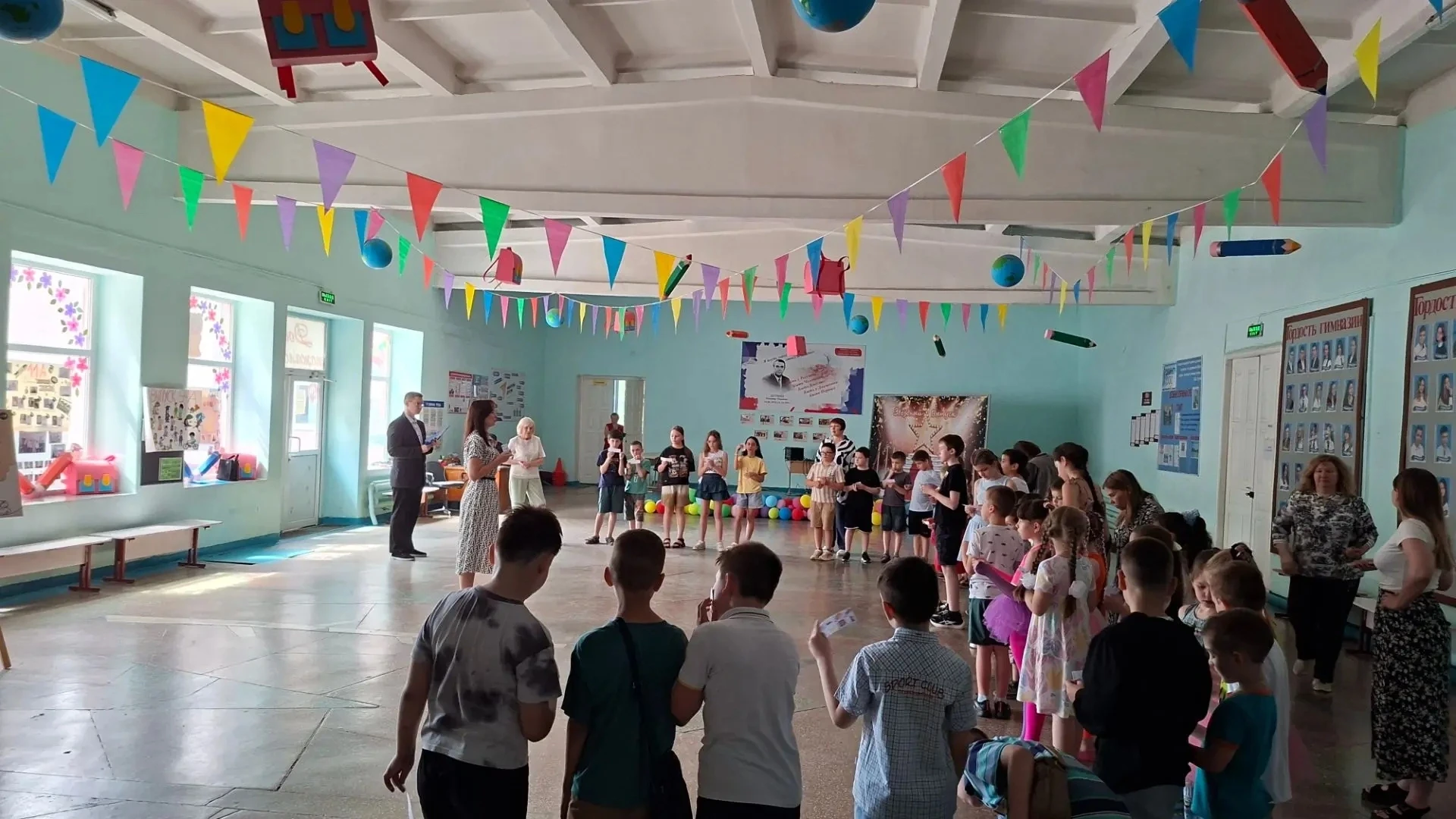 23 июня
Пришкольная площадка
Сегодня на площадке проходила фотовыставка Центрального банка Российско