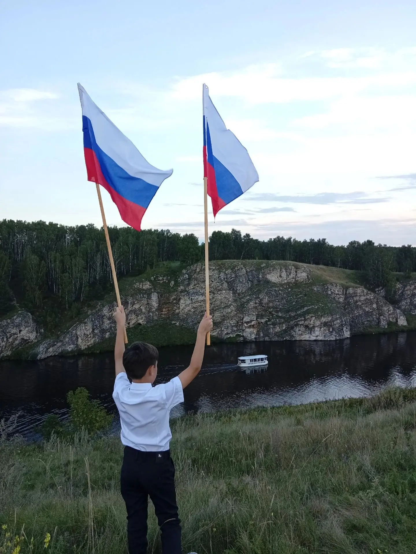 В День Государственного флага России ученик 5 "Б" Дмитрий Мамей поздравляет всех с праз...
