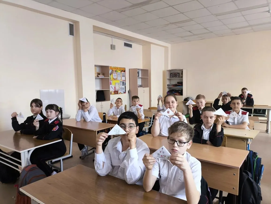 Дети 5-в, 6-д , 4-а классов казачьей направленности и 6-г класса подготовили письма и их пасхальное 