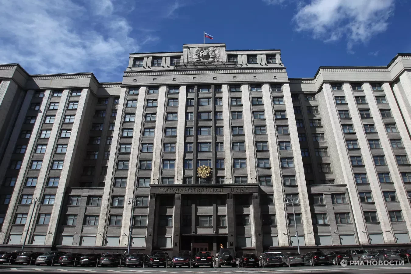 В Госдуме обсудят увеличение лимита стоимости подарков для учителей, врачей и социальны...