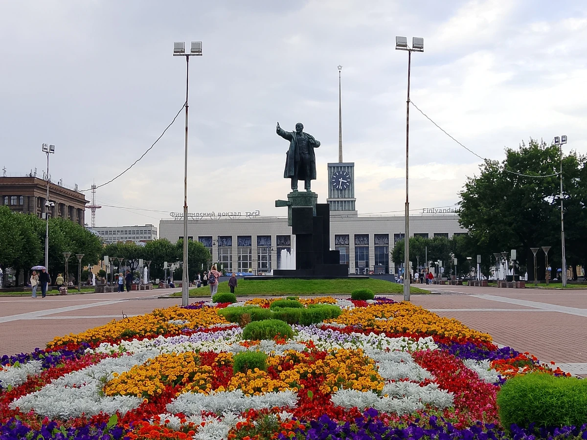 В субботу идем от Финляндского вокзала до «Крестов». Здесь целая россыпь знаковых мест ...