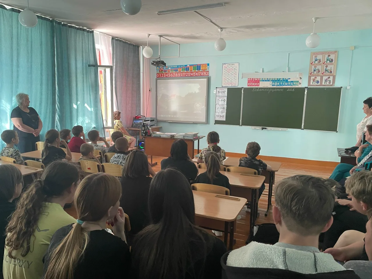 В МАОУ СОШ с.Баженово представитель  СДК МАУК "ДНК "Урал - Батыр" Насырова Е. В.  прове...