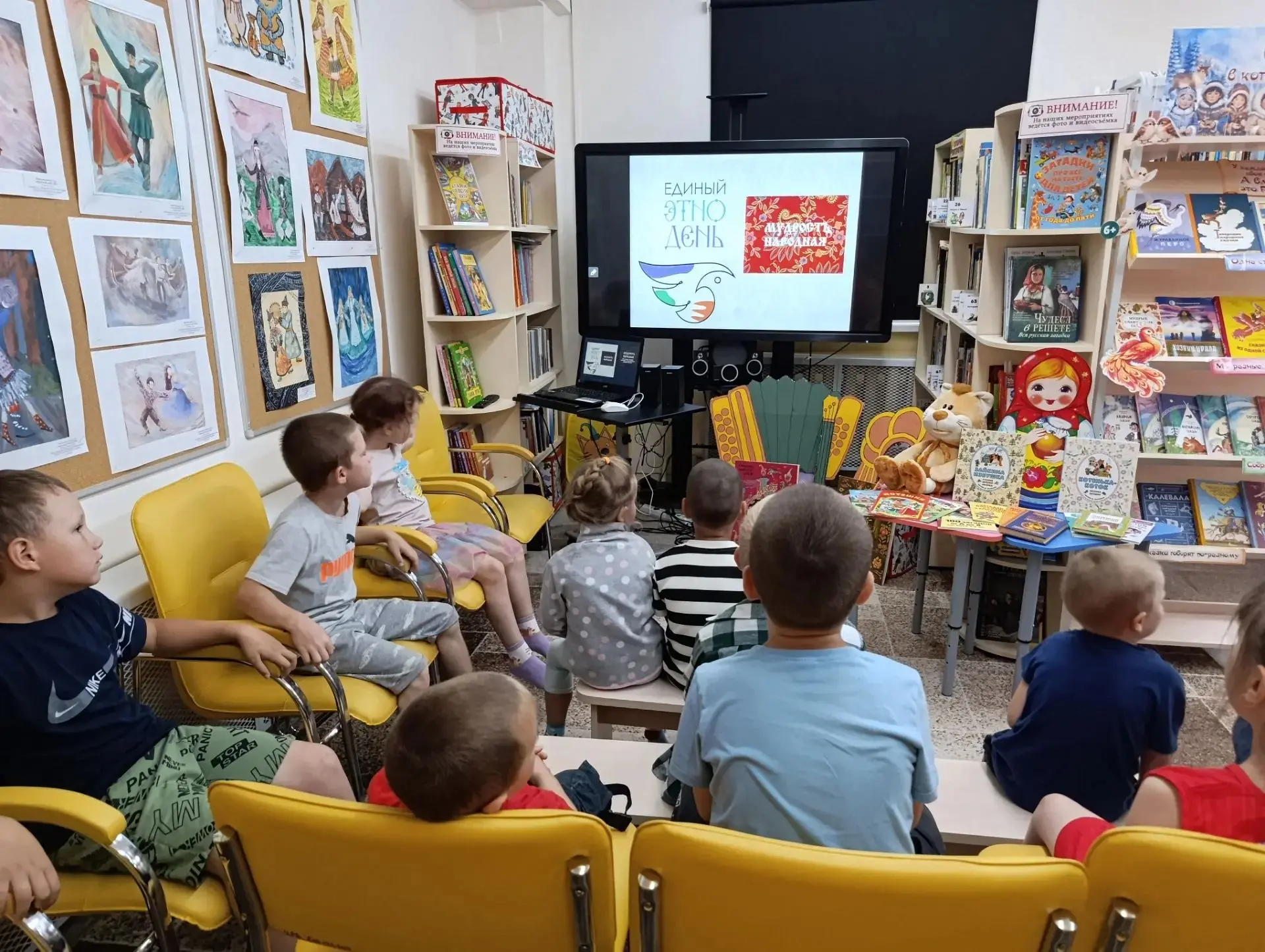 📚 Единый ЭТНОдень в Колчеданской библиотеке: мудрость, сказки и Рыжий кот! 
 
Воспитанники Колчедан