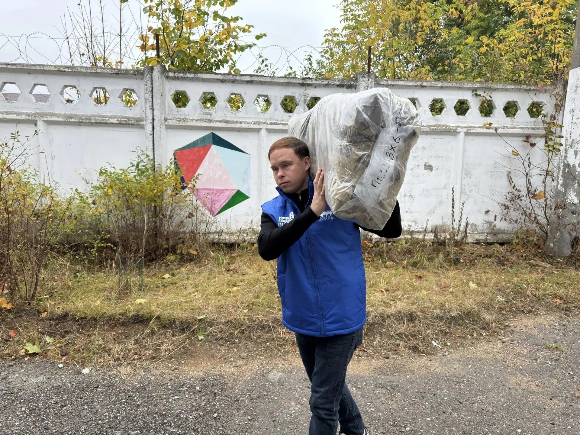 📍 Истринские молодогвардейцы передали бойцам СВО очередную партию маскировочных сетей
