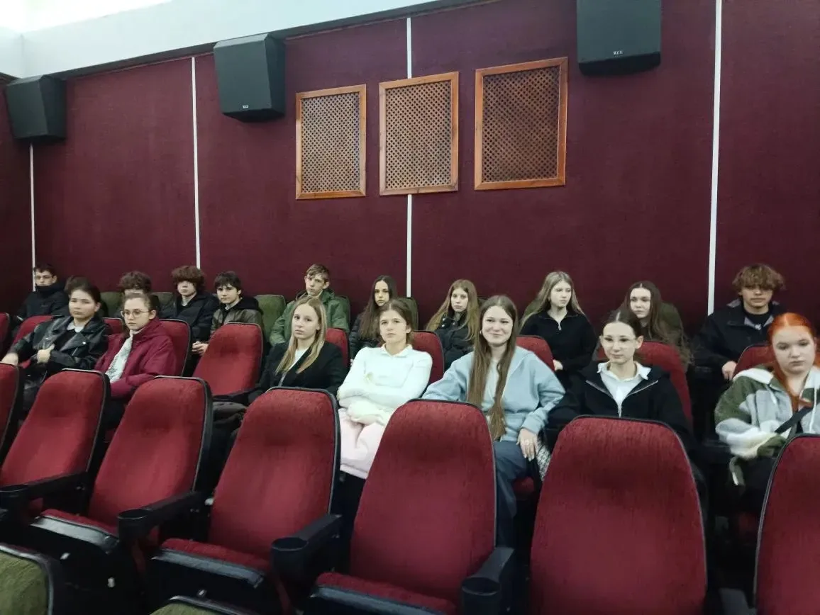 🎥 Сегодня ученики 8А и 8Б классов в рамках VI Международного кинофестиваля авторского кино посетили 