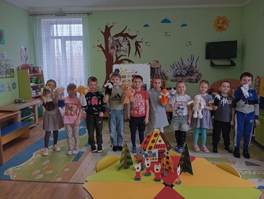Подготовительная группа «Фиксики» на занятиях погрузилась в удивительный мир театра. Де...