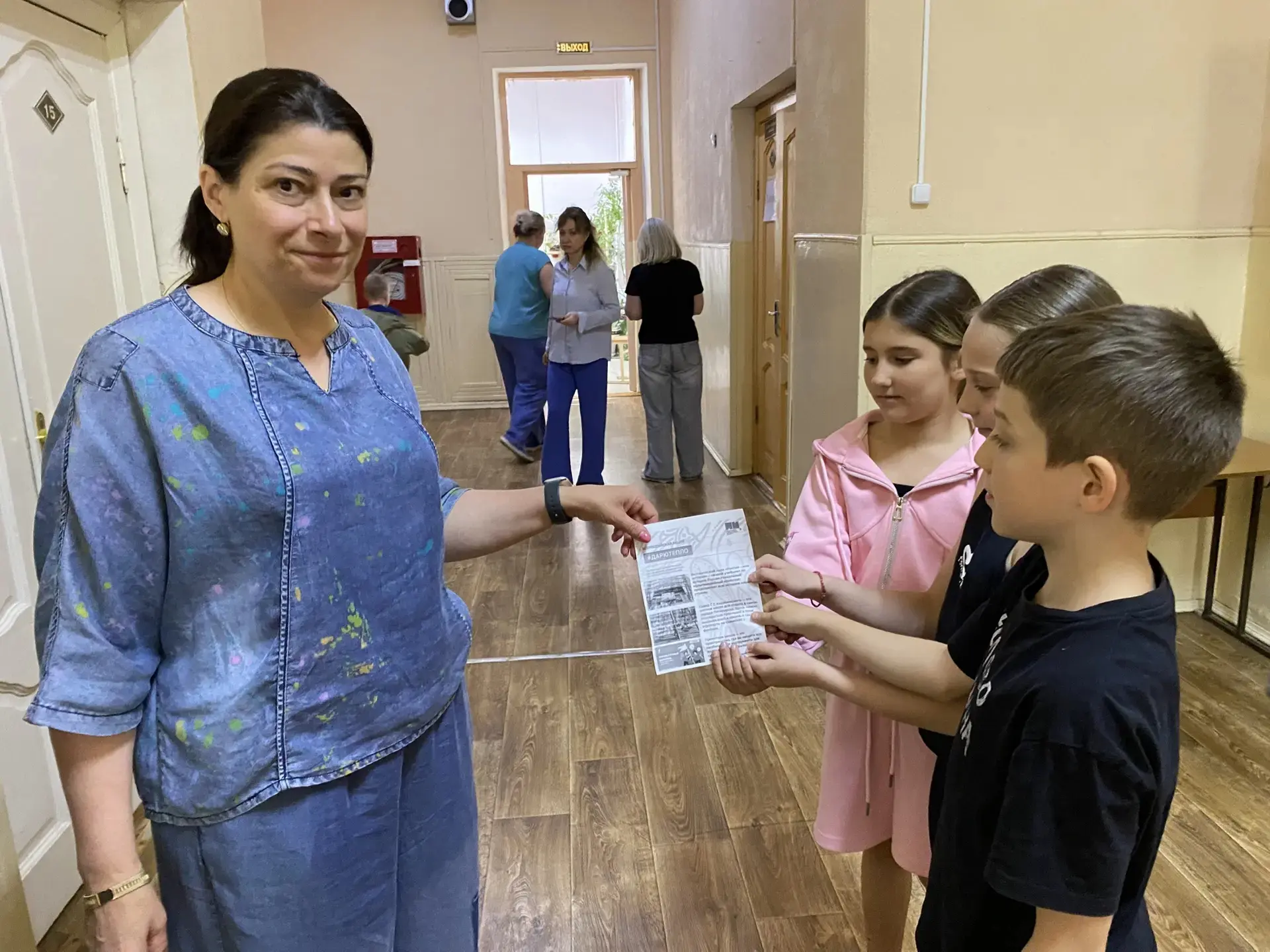 В нашем «Городке здоровья» прошла акция «Дарю тепло»  ребята раздавали листовки с идеями, как провес