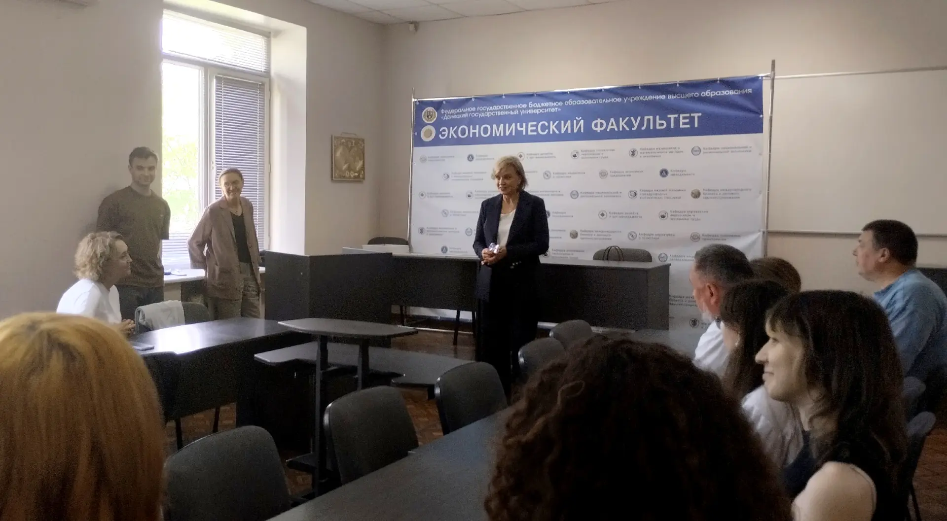 Советник Главы Елена Никитина вручила благодарности преподавателям и студентам кафедры дизайна и арт