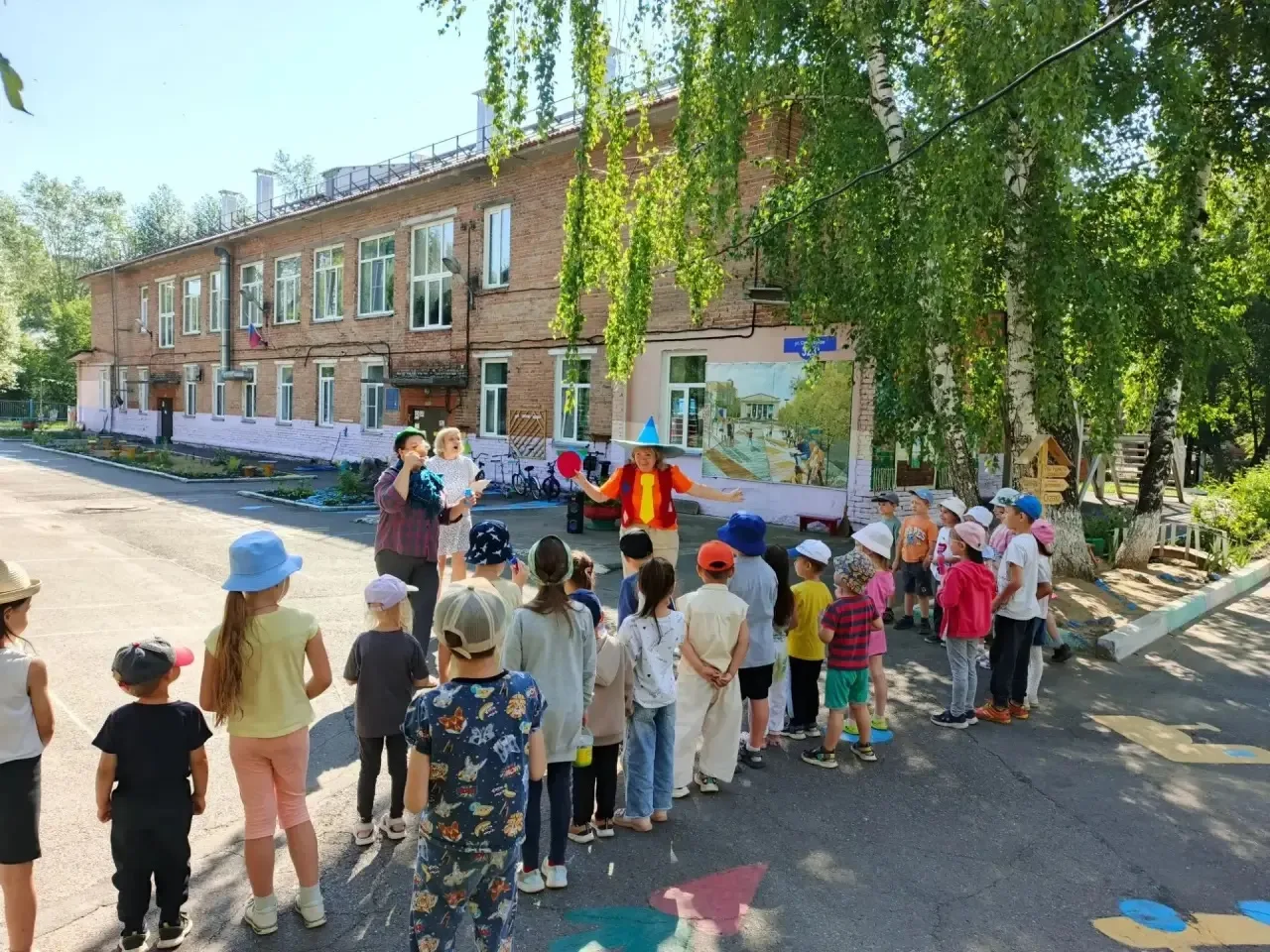 ДЕНЬ РИСОВАНИЯ НА АСФАЛЬТЕ 

Праздник получился невероятно насыщенным. Главными героями дня стали Не